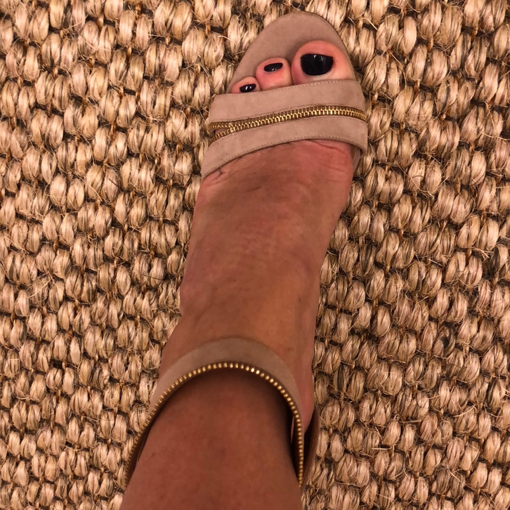 NWT Ferragamo nude heels